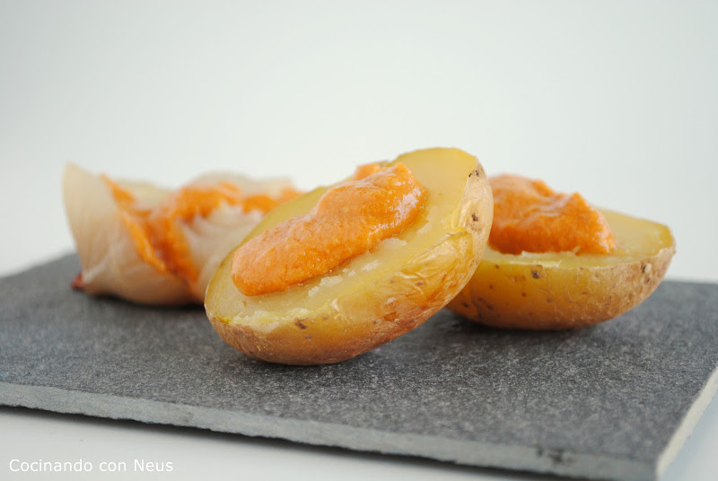 Patatas y cebollas asadas con romesco