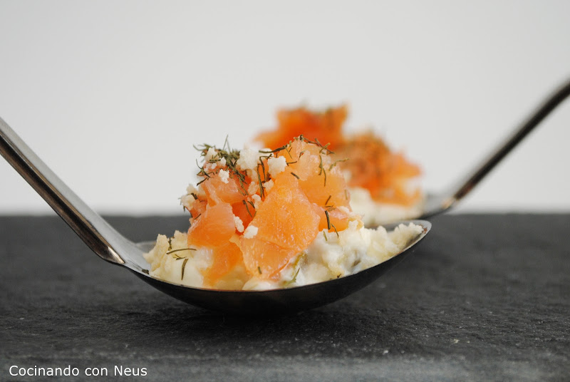 Cucharita de salmón ahumado con salsa tártara