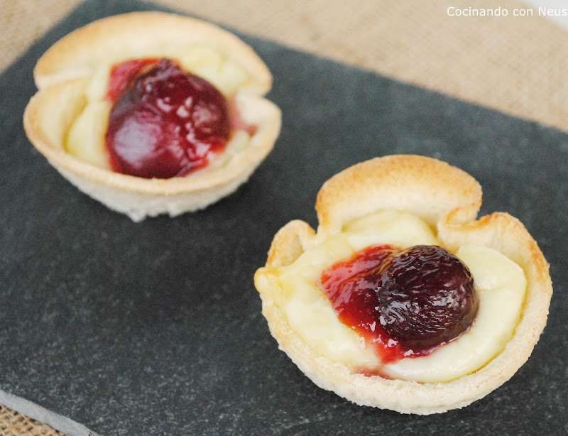 Bocaditos de brie con cerezas