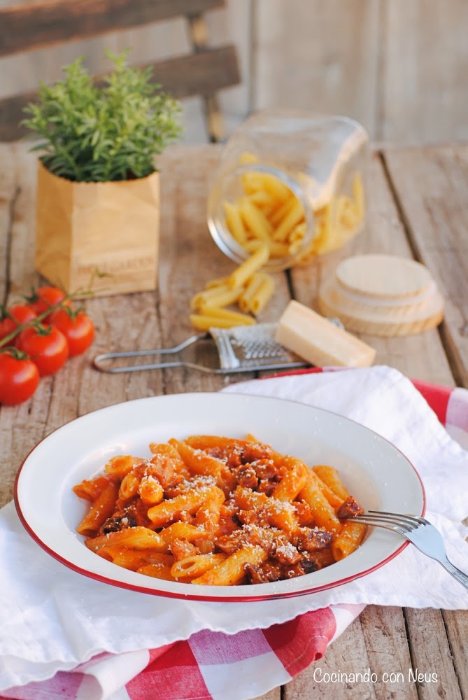 Macarrones con chorizo y jamón ibérico