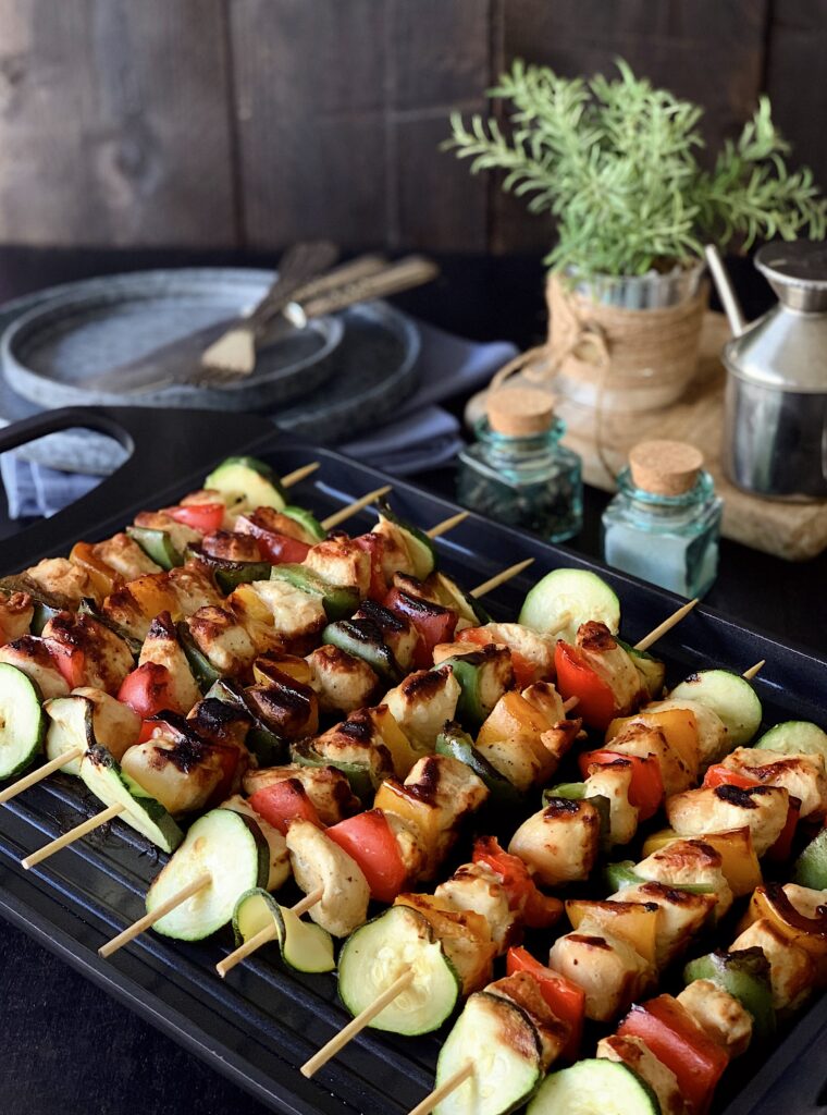 Brochetas de pollo y verduras con mostaza y miel