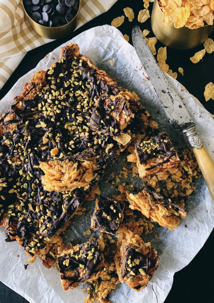 Cuadraditos de corn flakes con cacahuete y coco