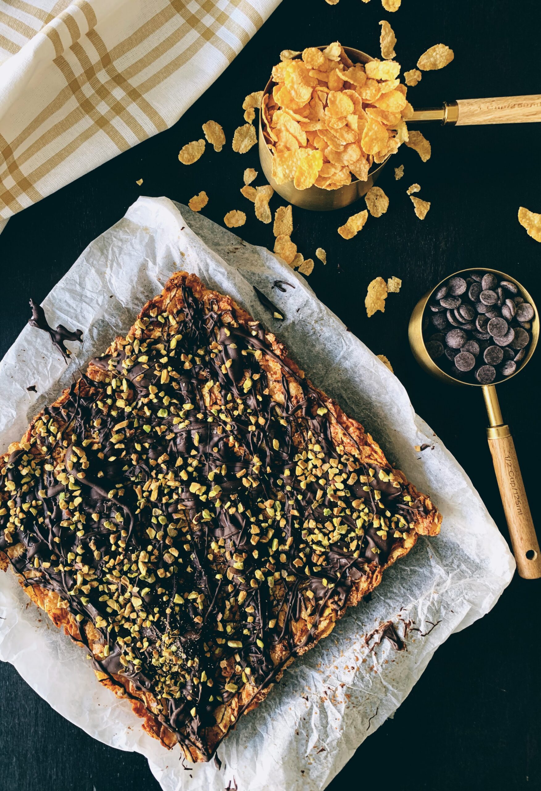 Cuadraditos de corn flakes con cacahuete y coco