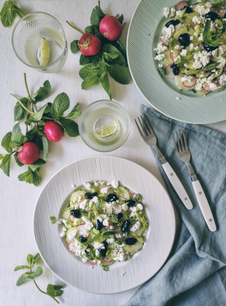 Ensalada de pepino con rábanos