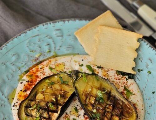 🥄 Berenjenas asadas con salsa de yogur y hummus